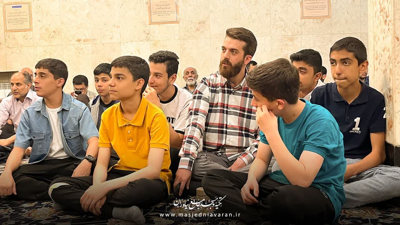 حضور نوجوانان در مسجد جامع نیاوران پای درس حجت الاسلام خیری
